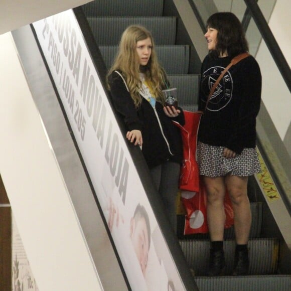 Alessandra Negrini esteve em um shopping da Zona Sul do Rio com a filha nesta terça-feira, 11 de julho de 2017