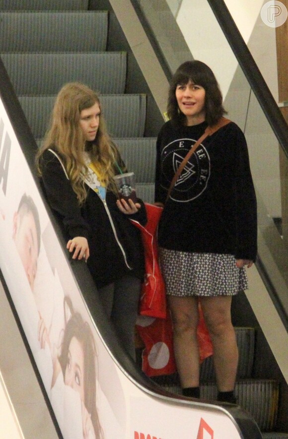 Alessandra Negrini e Betina deixaram o shopping com algumas sacolas