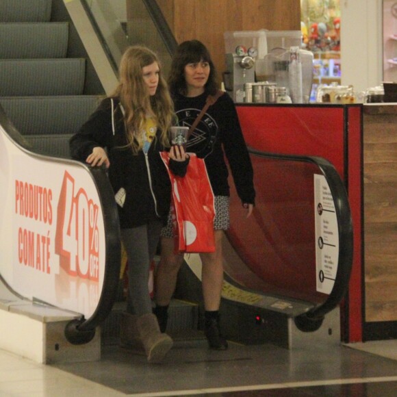 Alessandra Negrini passeou com a filha em um shopping carioca nesta terça-feira, 11 de julho de 2017