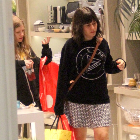 Alessandra Negrini e a filha visitaram algumas lojas de um shopping no Rio de Janeiro