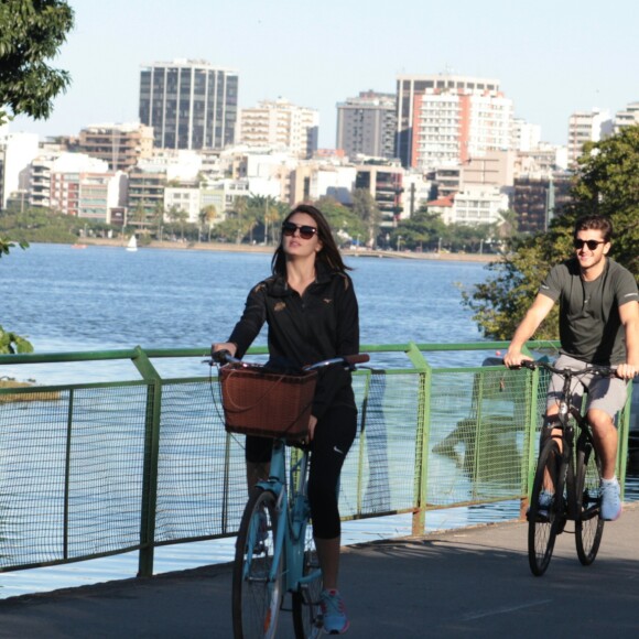 Camila Queiroz e Klebber Toledo são românticos e adoram passear ao ar livre