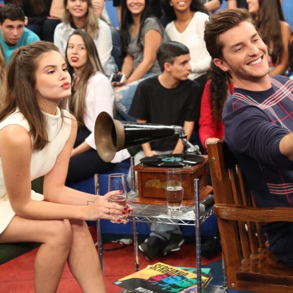 Camila Queiroz e Klebber Toledo revelaram recentemente que são bem ciumentos um com o outro, mas levam um convivío pacíficio e agradável