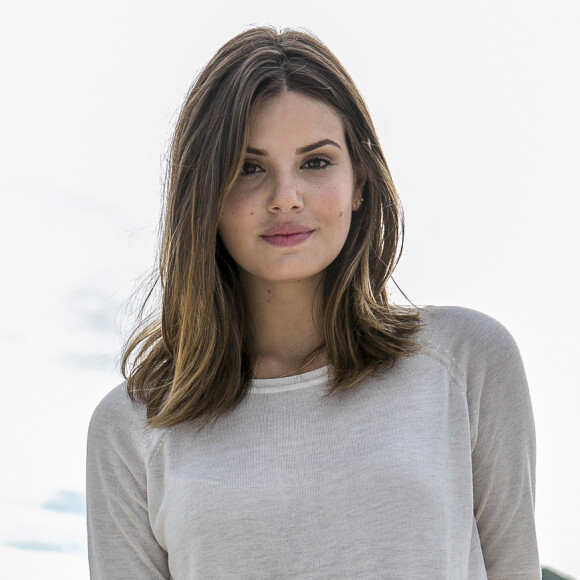 Camila Queiroz conta seu segredo de beleza: 'Gosto de usar uma mistura de gloss e açúcar. Isso esfolia e os deixa macios para receber o produto'