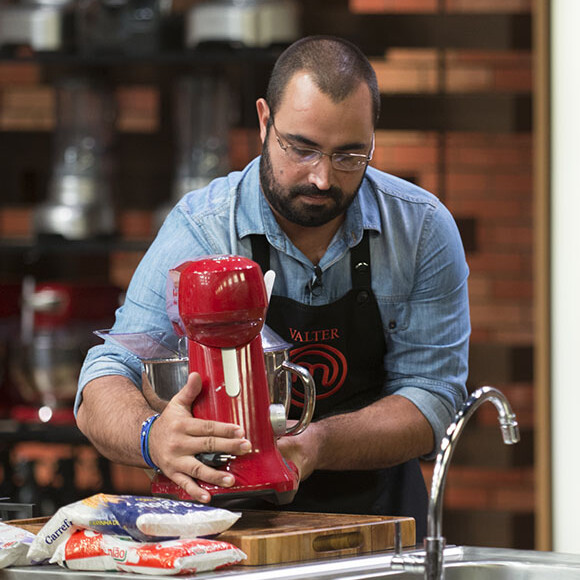 No 'MasterChef', bolo de Valter foi considerado 'feio' pelos jurados, mas 'saboroso' e 'úmido'