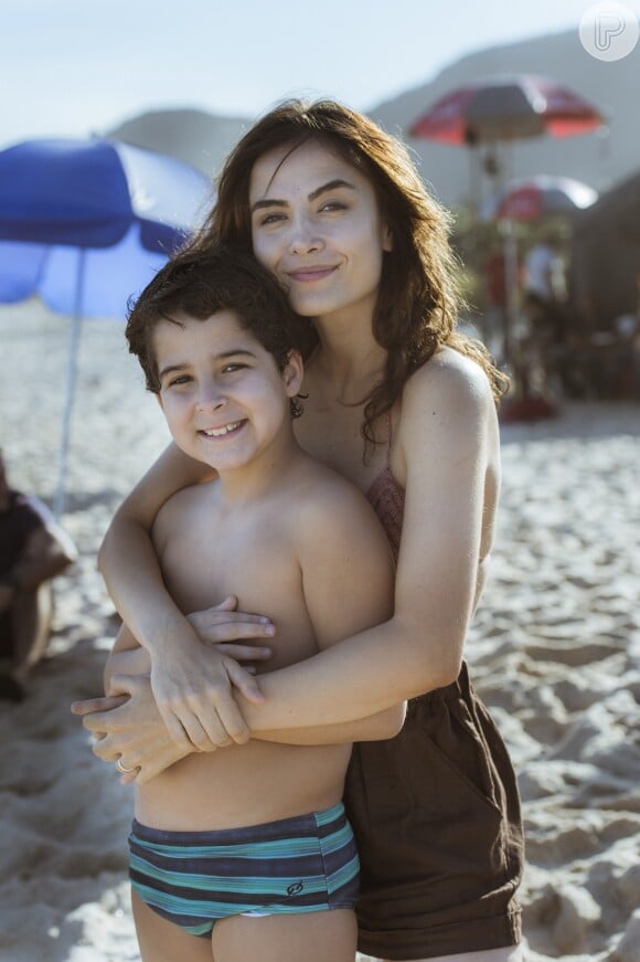 A médica Rimena (Maria Casadevall) vai planejar sair do Brasil com a mãe Laura (Cyria Coentro) e o filho, Valentim (Luiz Felipe Mello) na série 'Os Dias Eram Assim'