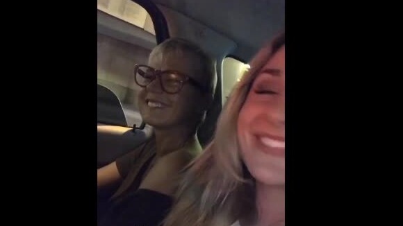 Xuxa ganhou beijo da filha, Sasha, dentro de táxi, durante férias em Nova York, nos EUA, na noite desta terça-feira, 11 de julho de 2017