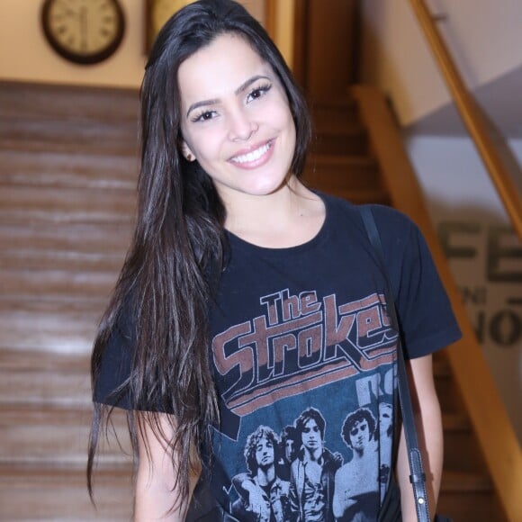 A ex-BBB Emilly conferiu a estreia da peça 'Tryo Elétrico - Ensaio sobre alguma coisa que a gente ainda não sabe o que é', no Rio, na última terça-feira, 11 de julho de 2017