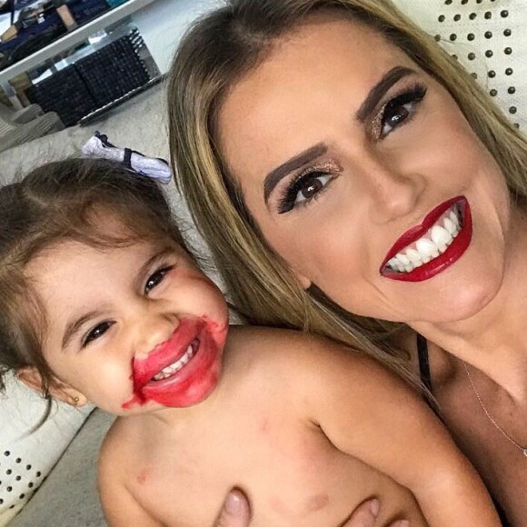 Maria Flor, filha de Deborah Secco, esbanjou fofura com a boca borrada de batom, em foto postada pela atriz nesta quarta-feira, 12 de julho de 2017