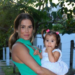 Deborah Secco se divertiu ao ver a filha, Maria Flor, com a boca borrada de batom