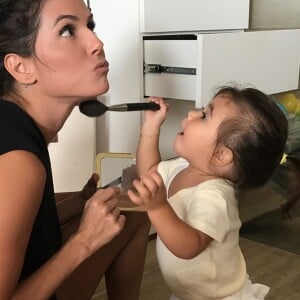 Deborah Secco já gravou tutorial de maquiagem com a filha, Maria Flor