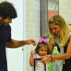 Maria Flor, filha de Deborah Secco e Hugo Moura, esbanja fofura em vários momentos