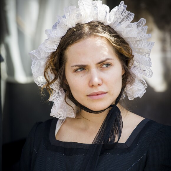 Leopoldina (Letícia Colin) deixa a igreja quando Pedro (Caio Castro) chega acompanhado de Domitila (Agatha Moreira), na novela 'Novo Mundo'