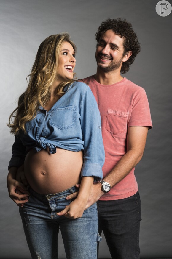 Rafa Brites e o marido, Felipe Andreoli, praticaram shantala no filho, Rocco, e publicaram vídeo na web