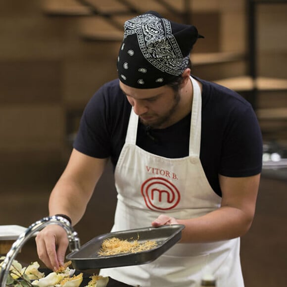 'Posso até estar fazendo hora extra, mas está sendo aquela hora extra que vale pelo turno todo', disse Vitor Bourguignon, competidor do 'MasterChef'