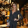 Fernanda Lima usou macacão decotado e com brilho em evento em São Paulo