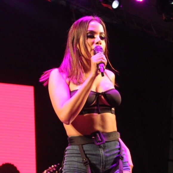 'Para não dizer que estava 100% natural, teve uma coisinha que me ajudou a dar um up da felicidade no dia de hoje: cheesecake', brincou Anitta