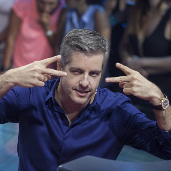 Victor Chaves compartilhou no seu Instagram dicas de ortografia, mas uma seguidora não gostou dos conselhos: 'Tem se mostrado muito exigente na língua portuguesa e pontuações'