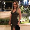 Zilu Camargo posa com vestido da estilista Claudia Oliveira