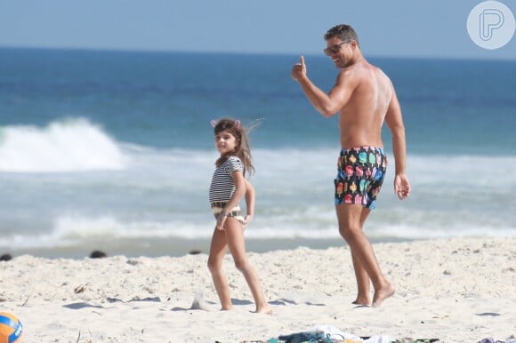 Cauã Reymond brincou com a filha, Sofia, em praia carioca nesta quinta-feira, 13 de julho de 2017