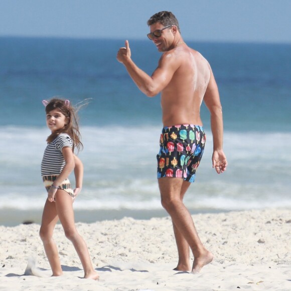 Cauã Reymond brincou com a filha, Sofia, em praia carioca nesta quinta-feira, 13 de julho de 2017