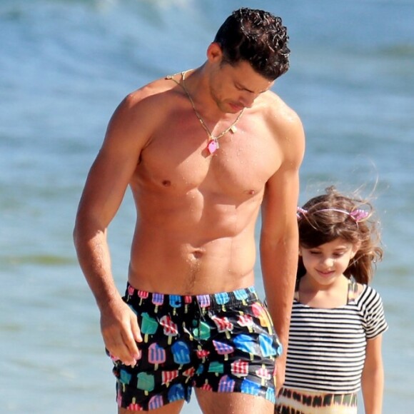 Cauã Reymond se divertiu com a filha, Sofia, em uma praia da Barra da Tijuca nesta quinta-feira, 13 de julho de 2017
