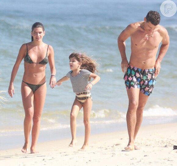 Acompanhado da namorada, Mariana Goldfarb, Cauã Reymond esteve na praia com a filha, Sofia, de 5 anos