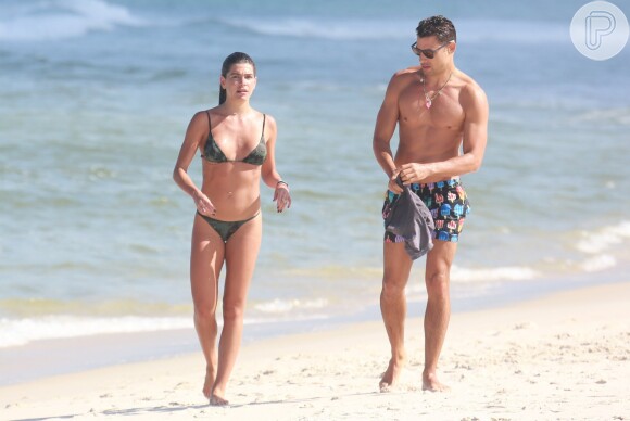 Cauã Reymond e a namorada, Mariana Goldfarb, foram à praia da Barra da Tijuca