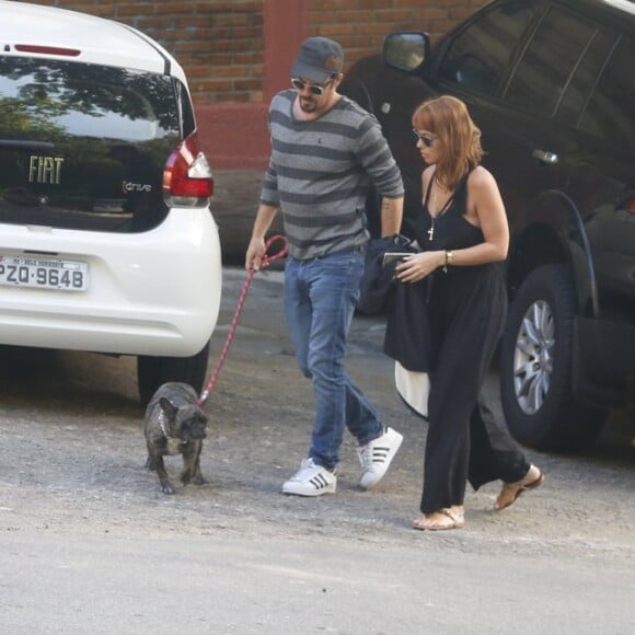 Paulo Vilhena e a namorada, Amanda Beraldi, estiveram no Mirante de Grumari, no Rio de Janeiro