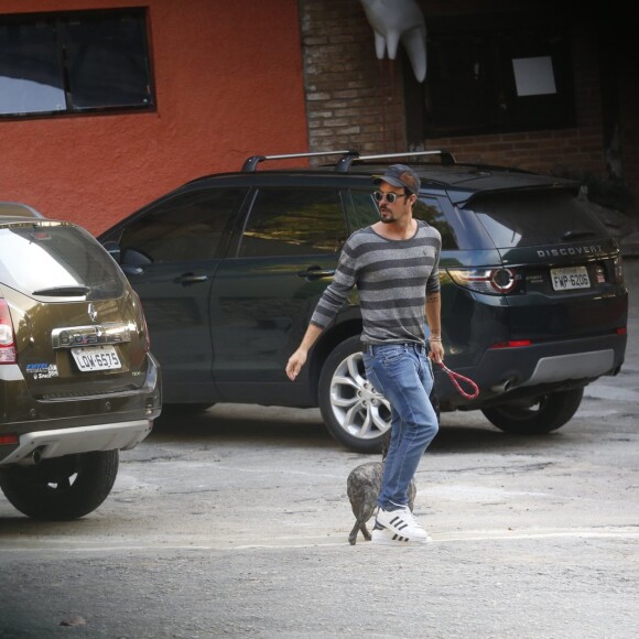 Paulo Vilhena passeou com o buldogue francês Zacarias nesta quinta-feira, 13 de julho de 2017