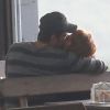 Paulo Vilhena trocou beijos com a namorada, Amanda Beraldi, na tarde desta quinta-feira, 13 de julho de 2017