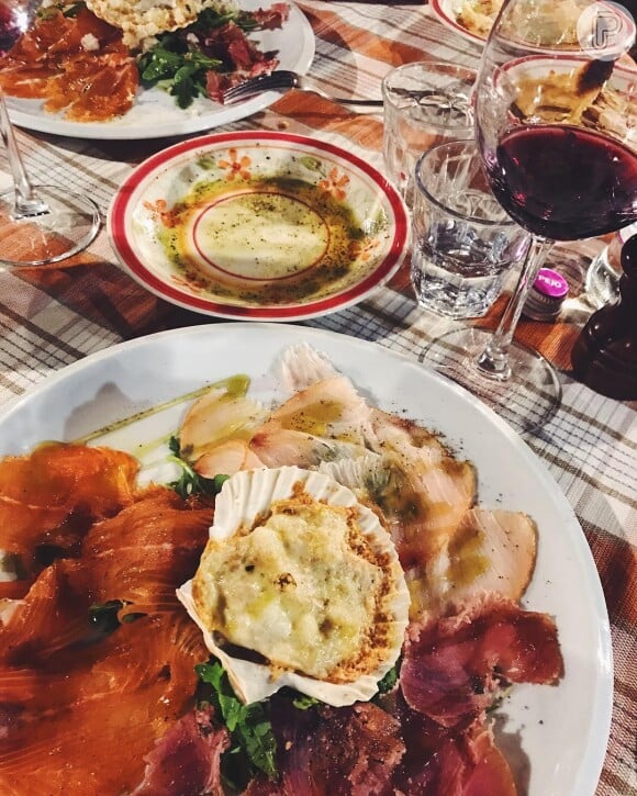 Mariana Goldfarb compartilhou o registro de seu jantar na Itália com Cauã Reymond no Instagram
