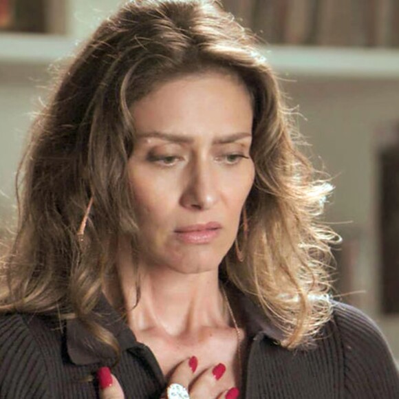 Joyce (Maria Fernanda Cândido) reclama com a filha, Ivana (Carol Duarte), na novela 'A Força do Querer': 'Eu não vou passar vergonha na frente da visita! Solta esse cabelo!'