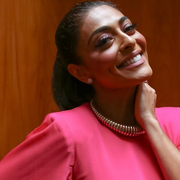 Juliana Paes, além de saber se virar na hora de cuidar do cabelo, também sabe fazer as sobrancelhas