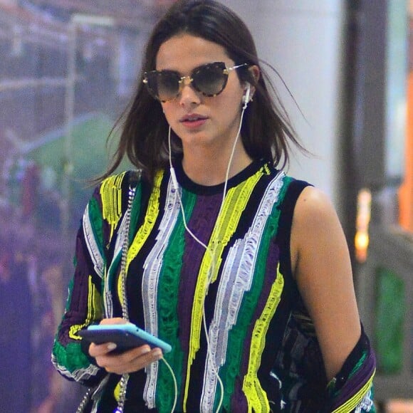 Bruna Marquezine já desembarcou no Brasil após dias trabalhando e curtindo a Europa