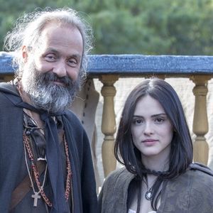 Anna (Isabelle Drummond) consegue fugir com Olinto (Daniel Dantas), no capítulo deste sábado, 15 de julho de 2017, da novela 'Novo Mundo' e ameaça Thomas (Gabriel Braga Nunes): 'Juro, vou botar esse bandido na cadeia!'