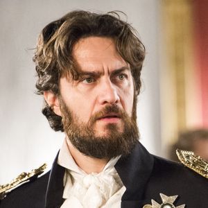 Thomas (Gabriel Braga Nunes) grita de ódio ao notar que foi enganado por Anna (Isabelle Drummond) e Joaquim (Chay Suede), na novela 'Novo Mundo'