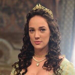 Lizabeta (Adriana Birolli) também é filha da rainha Vitoriana (Juliana Knust), na novela 'Belaventura'