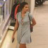 Bruna Marquezine usou vestido básico e tênis para passear em shopping do Rio