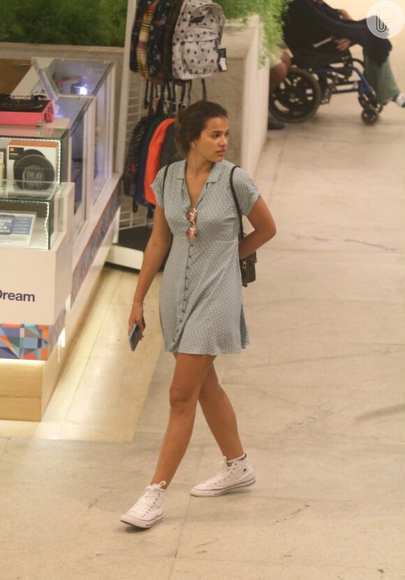 Bruna Marquezine usou vestido básico e tênis para passear em shopping do Rio