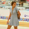 Bruna Marquezine apostou em look confortável e mochila para passeio em shopping carioca