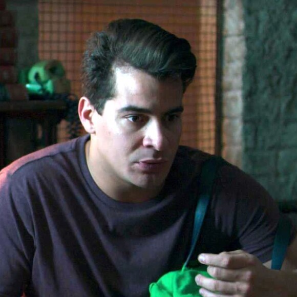 Júlio (Thiago Martins) arma um novo plano para devolver sua mala cheia de dólares a Pedrinho (Marcos Caruso), na novela 'Pega Pega'
