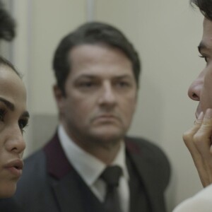 Sandra Helena (Nanda Costa), Agnaldo (João Baldasserini) e Malagueta (Marcelo Serrado) impedem Júlio (Thiago Martins) de sair de casa levando a mala com os dez milhões de dólares, na novela 'Pega Pega'