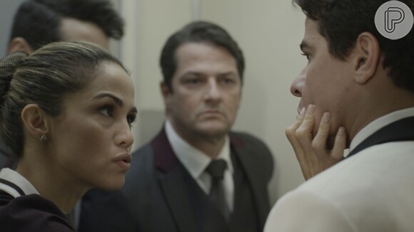 Sandra Helena (Nanda Costa), Agnaldo (João Baldasserini) e Malagueta (Marcelo Serrado) impedem Júlio (Thiago Martins) de sair de casa levando a mala com os dez milhões de dólares, na novela 'Pega Pega'