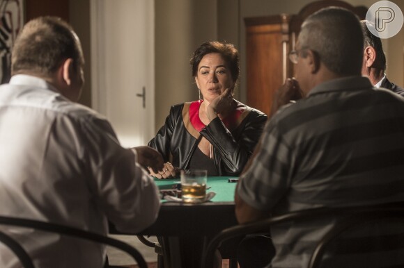 Silvana (Lilia Cabral) perde demais na mesa de jogo e fica sem ter como pagar, na novela 'A Força do Querer'