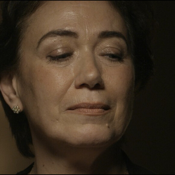 Emocionada e nervosa, Silvana (Lilia Cabral) afirma que não é viciada, na novela 'A Força do Querer'