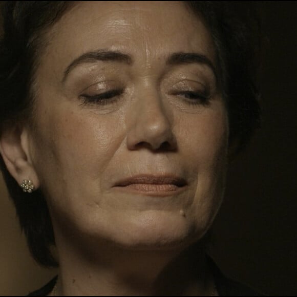 Emocionada e nervosa, Silvana (Lilia Cabral) afirma que não é viciada, na novela 'A Força do Querer'