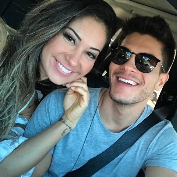 Mayra Cardi rebateu as críticas pela rapidez de seu namoro com Arthur Aguiar, em seu Instagram, neste sábado, 15 de julho de 2017