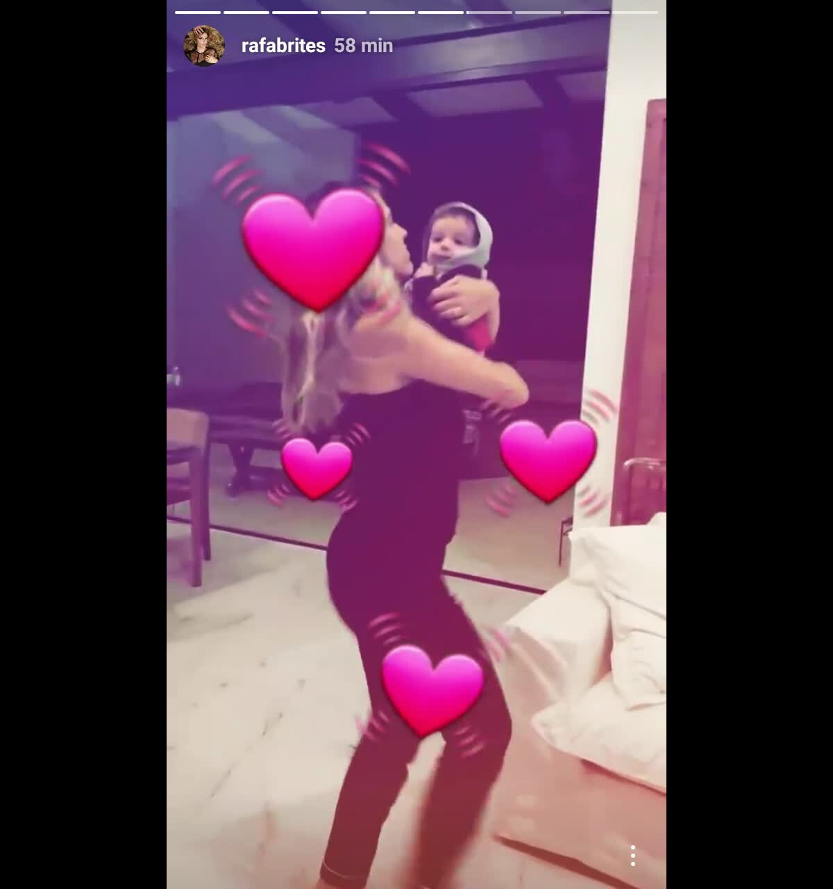 Rafa Brites dança funk e rebola com o filho, Rocco, de 5 meses, no colo -  Purepeople