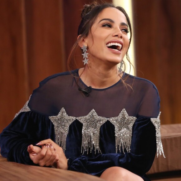 Anitta ainda brincou sobre suas mudanças de visual depois de adotar a lente verde