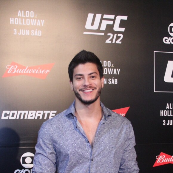 Arthur Aguiar disse 'eu te amo' para Mayra Cardi nas redes sociais